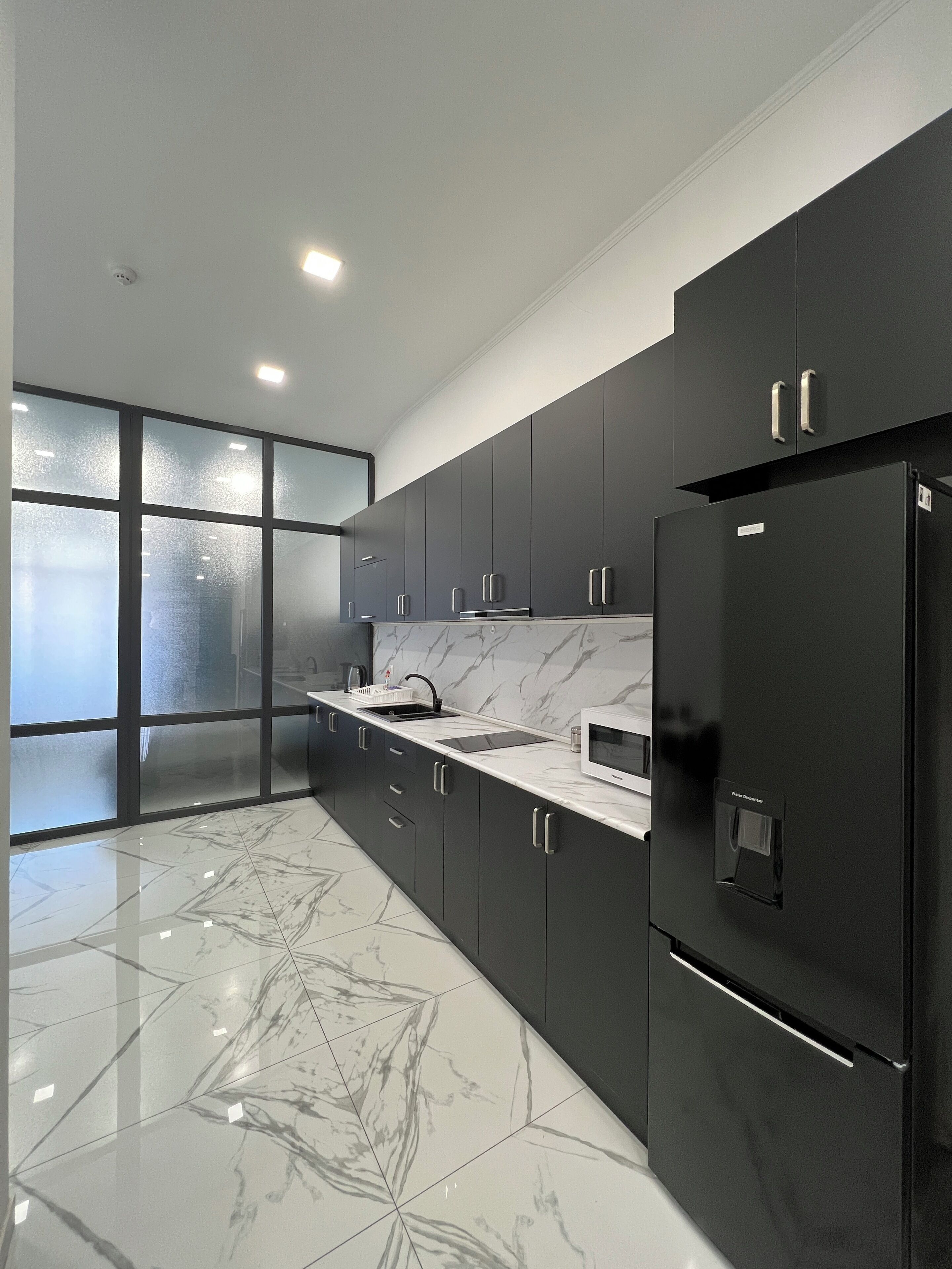 Departamento clásico, balcón | Cocina privada | Microondas, parrilla de estufa, tetera eléctrica y utensilios de cocina 