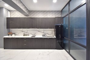 Apartamento clássico, sacada | Cozinha privada | Micro-ondas, cooktop, chaleira elétrica