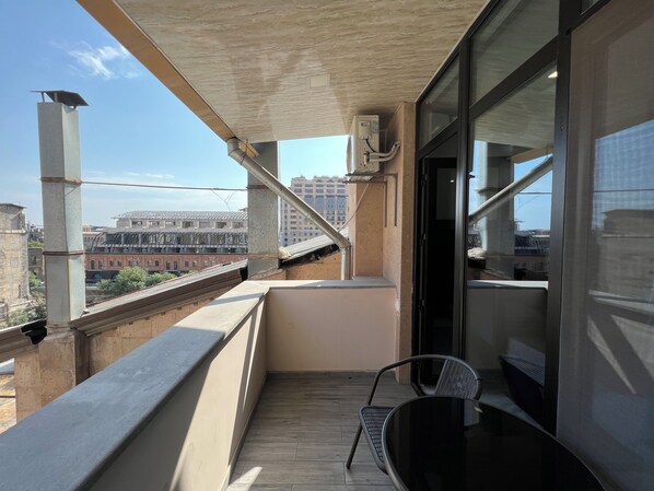 Apartamento clássico, sacada | Sacada