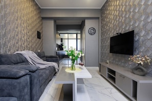 Apartamento clássico, sacada | Área de estar | TV de tela plana 50 polegadas com canais a cabo
