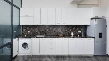 Superior-Apartment, Balkon | Eigene Küche | Mikrowelle, Herdplatte, Wasserkocher, Kochgeschirr/Geschirr/Besteck