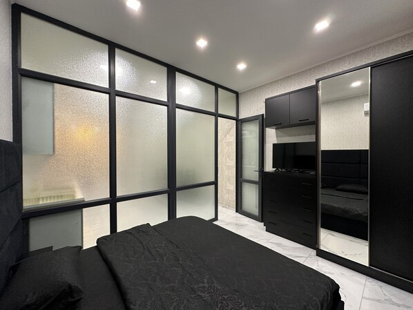 Departamento clásico, balcón | Espacio para trabajar con laptop y cortinas blackout