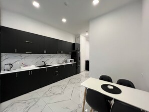 Apartamento clássico, sacada | Cozinha privada | Micro-ondas, cooktop, chaleira elétrica