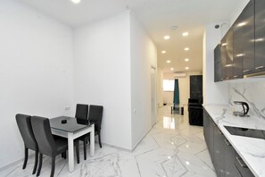 Appartement Confort, balcon | Cuisine privée | Micro-ondes, plaque de cuisson, bouilloire électrique