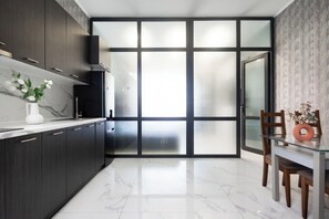 Mikrowelle, Herdplatte, Wasserkocher, Kochgeschirr/Geschirr/Besteck