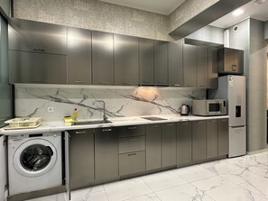 Apartamento clássico, sacada | Cozinha privada | Micro-ondas, cooktop, chaleira elétrica