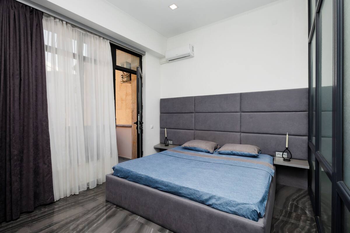 Escritorio, espacio para trabajar con laptop y cortinas blackout 