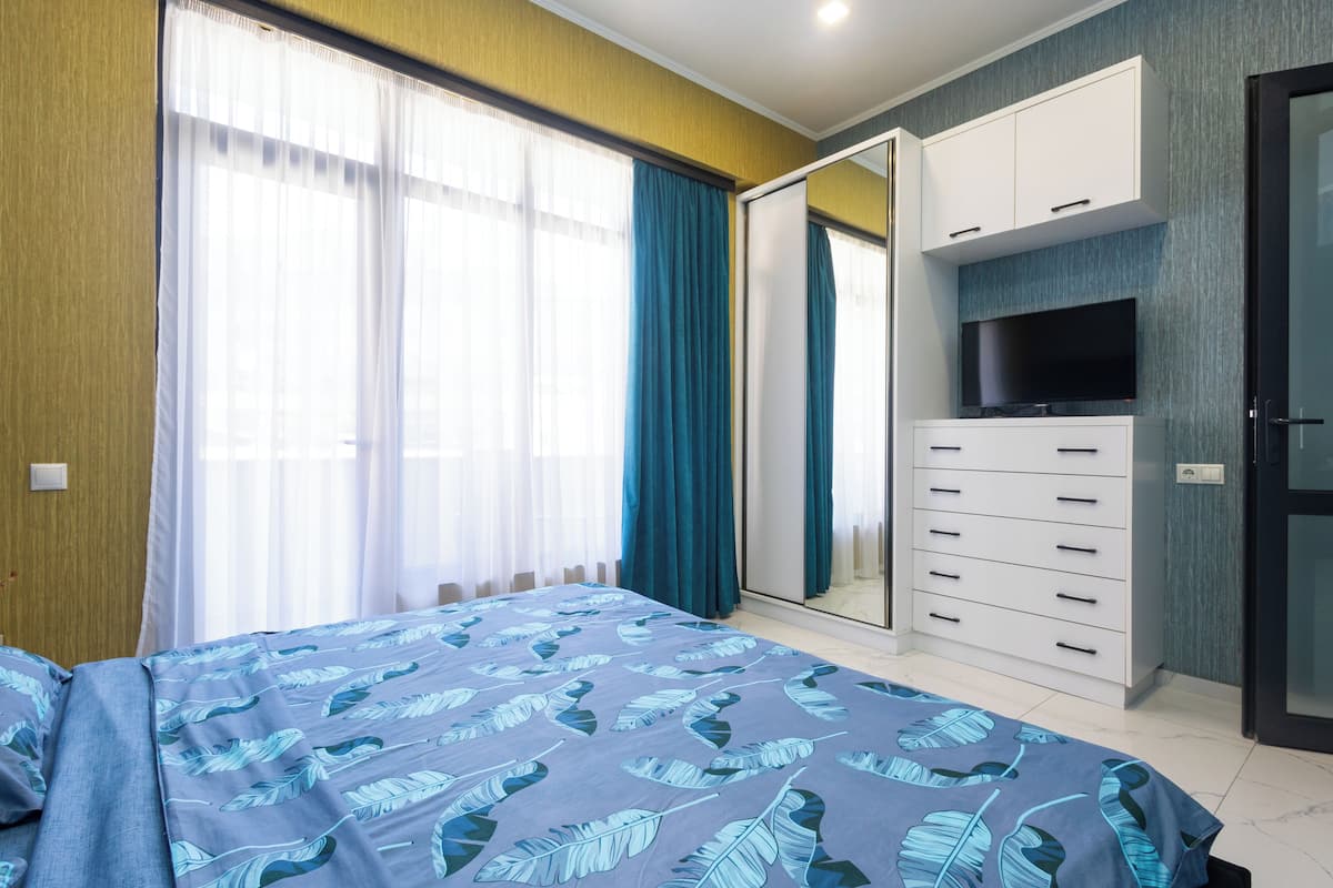 Laptop workspace, blackout curtains, iron/ironing board, free WiFi