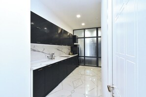 Comfort Apartment, Balcony | Private kitchen | Microwave, stovetop, electric kettle, cookware/dishes/utensils