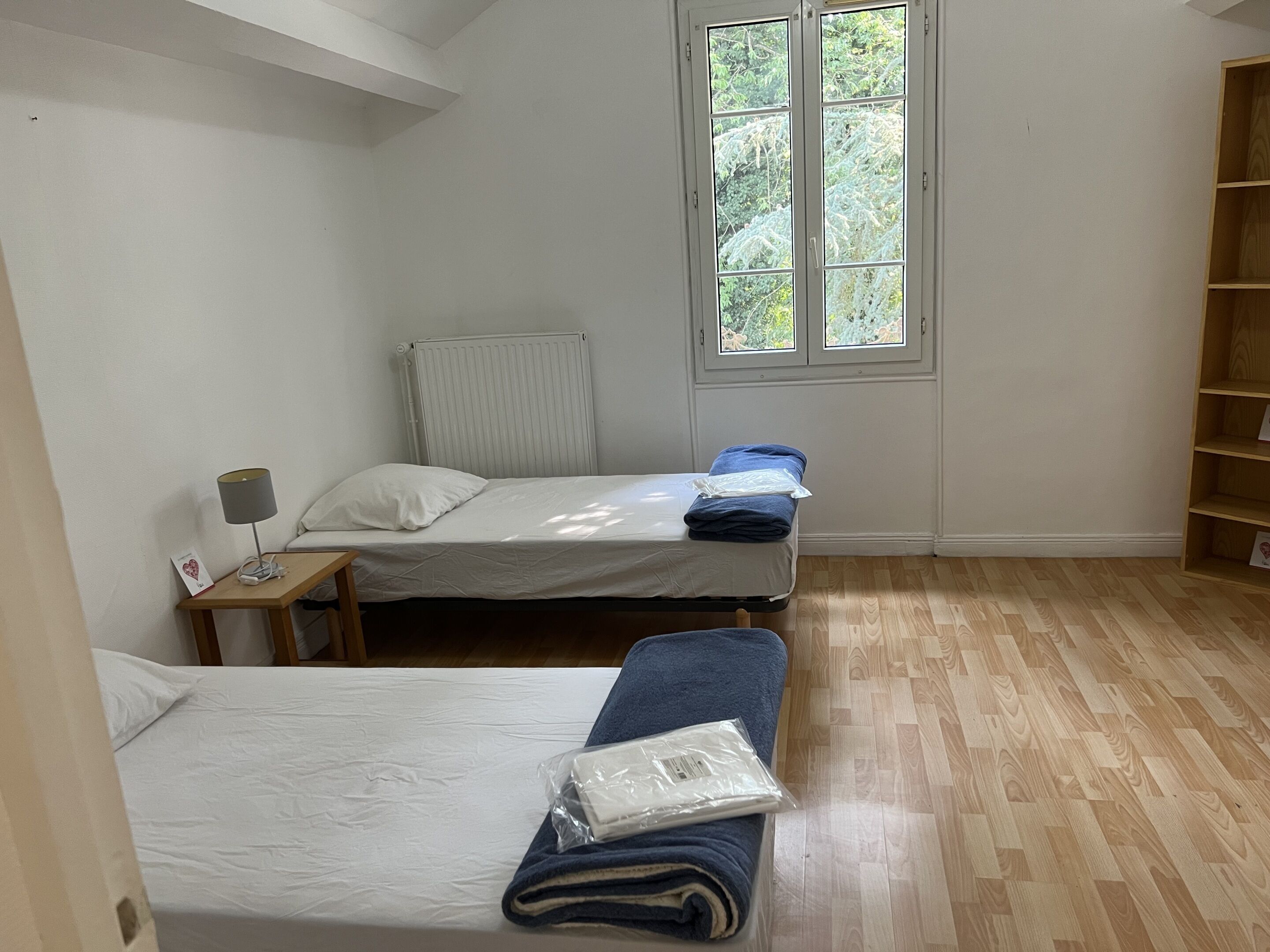 Chambre avec deux lits simples