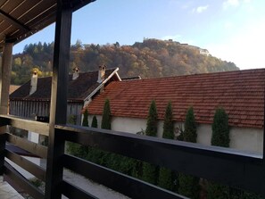 Quarto casal básico, sacada, vista para o pátio | Terraço/pátio
