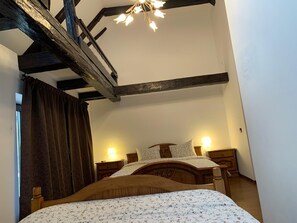 Chambre Quadruple, vue cour intérieure | Wi-Fi gratuit
