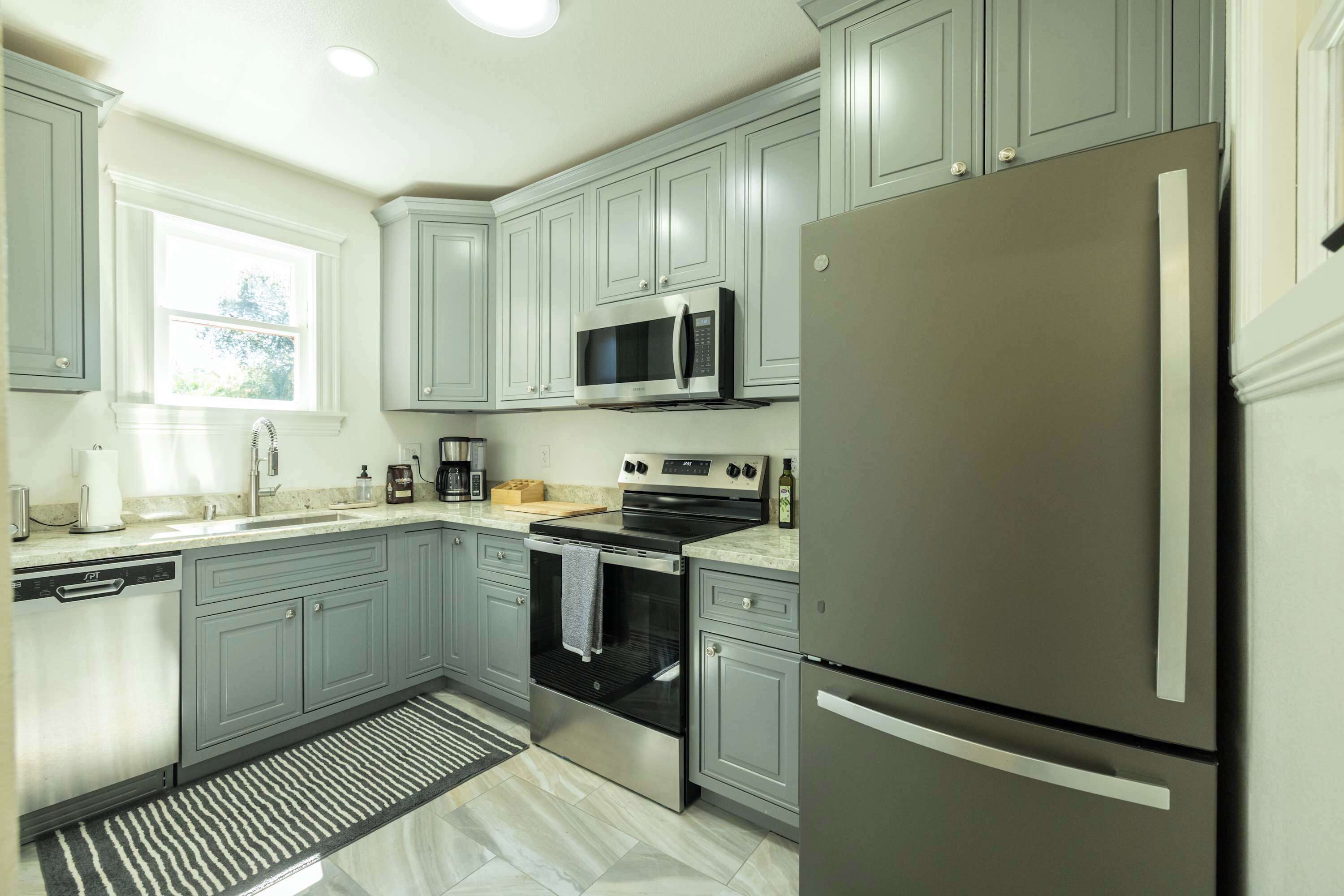 Réfrigérateur, micro-ondes, plaque de cuisson, lave-vaisselle