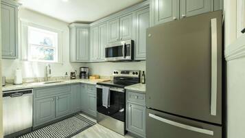 Réfrigérateur, micro-ondes, plaque de cuisson, lave-vaisselle