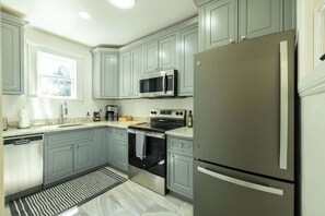 Réfrigérateur, four à micro-ondes, surface de cuisson, lave-vaisselle