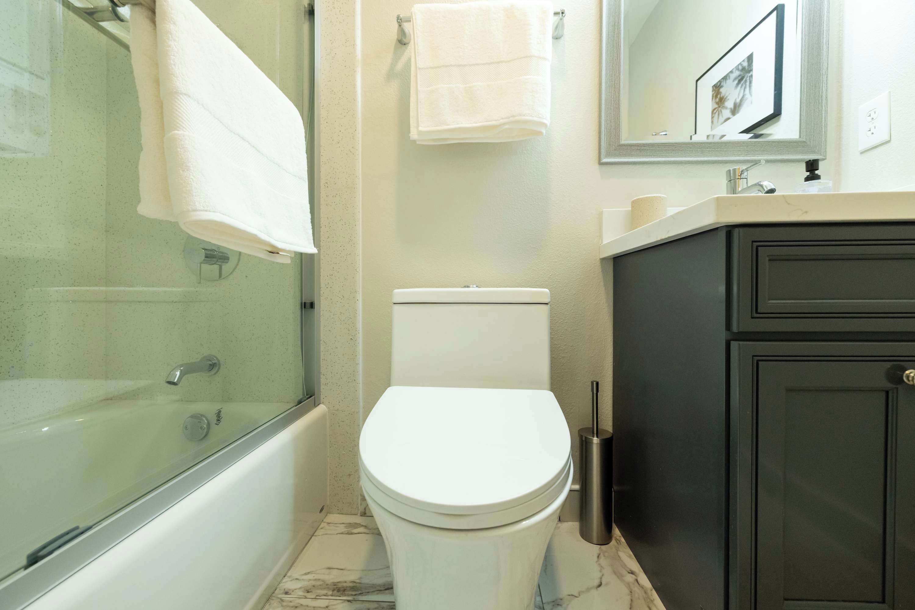 Regadera, secadora de cabello, toallas 