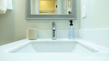 Een douche, een haardroger, handdoeken