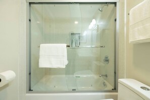 Douche, sèche-cheveux, serviettes fournies