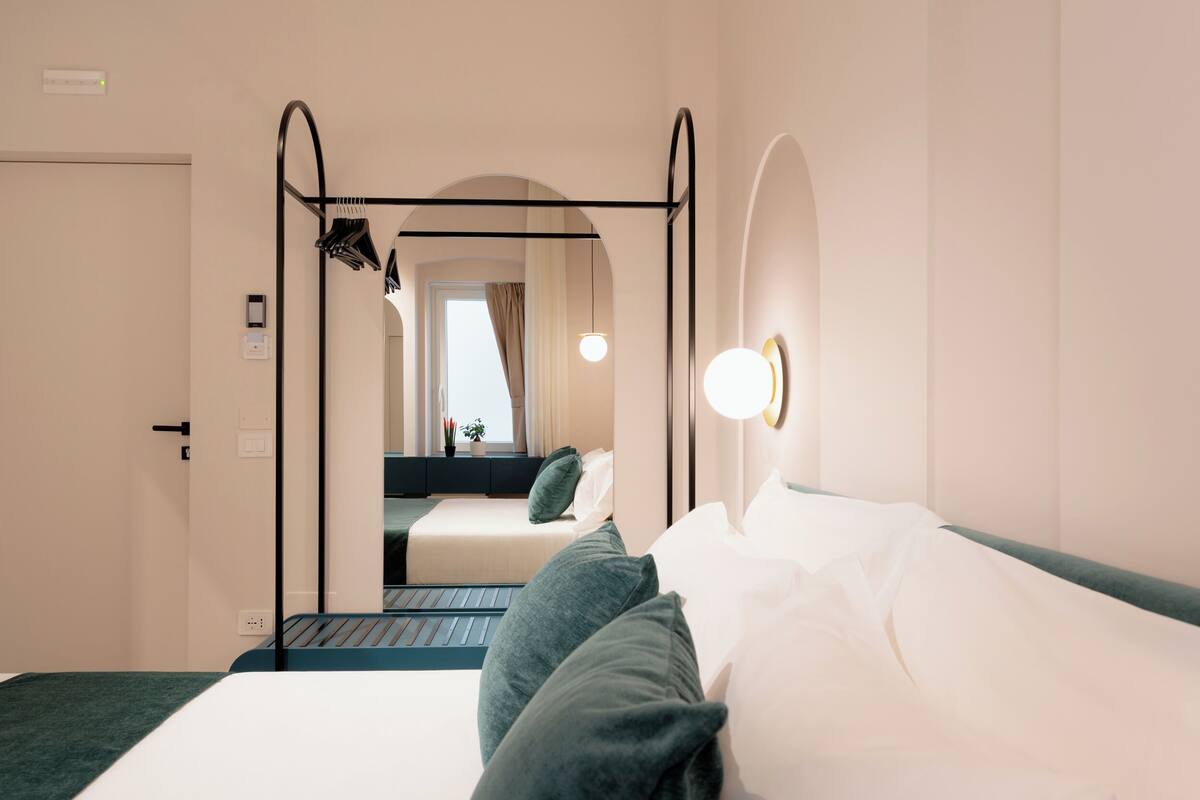 Habitación básica con 1 cama matrimonial o 2 individuales | Minibar, escritorio, espacio para trabajar con laptop y wifi gratis