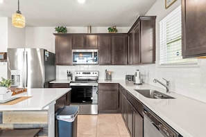 Casa, varias camas, patio, vista al jardín (Happy Daze) | Cocina privada | Refrigerador, microondas, horno y parrilla de estufa