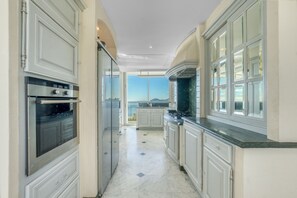 Private kitchen - Magnificent 300m2 villa - Super Cannes (Cannes)