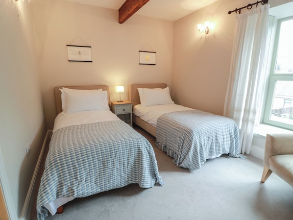 3 quartos, individualmente decorados, individualmente mobiliados