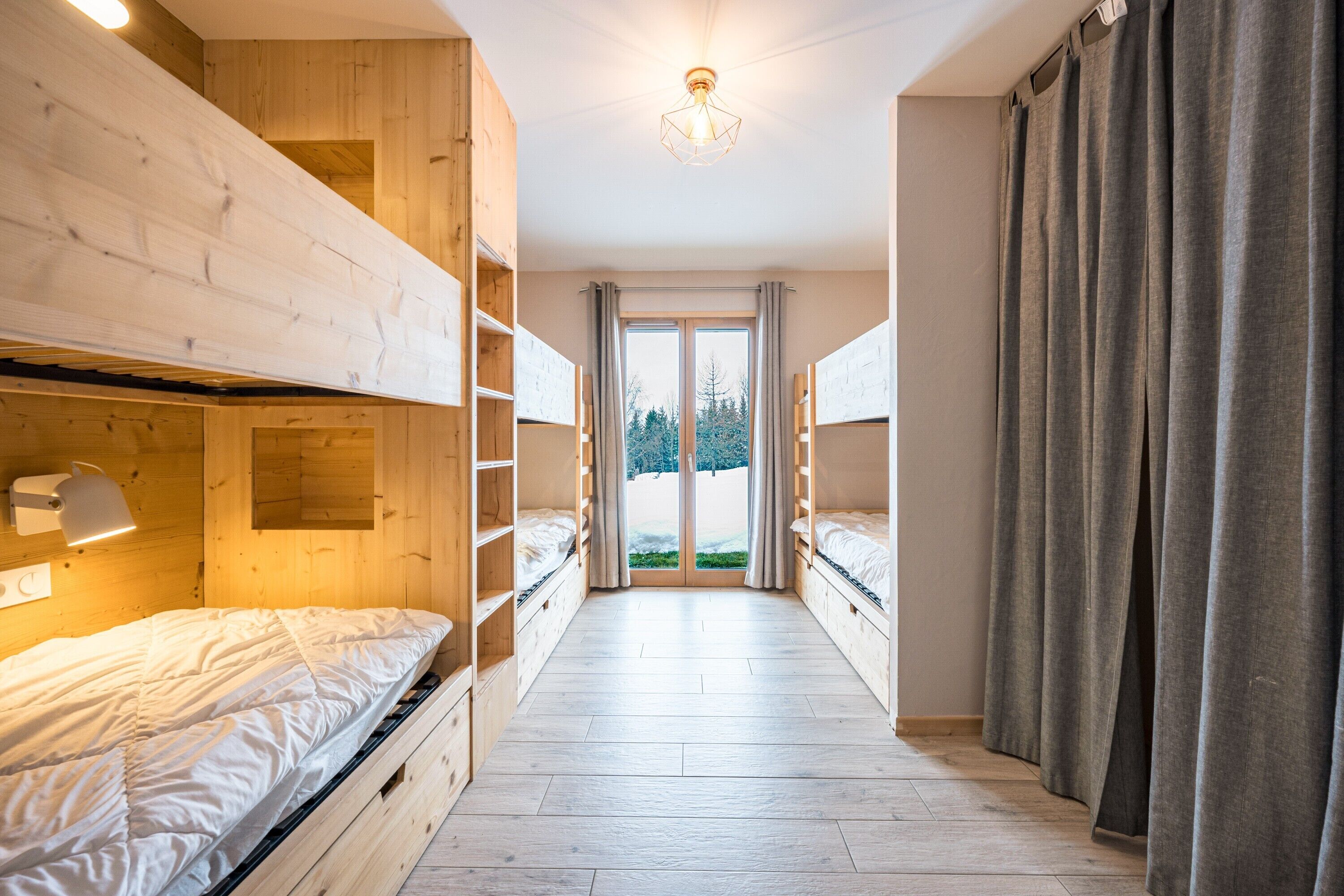 4 bedrooms, desk, WiFi, bed sheets