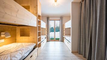 4 bedrooms, desk, WiFi, bed sheets