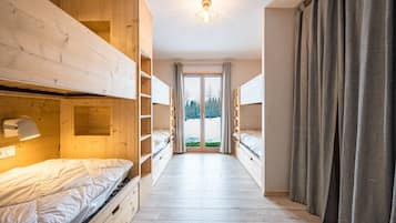 4 bedrooms, desk, WiFi, bed sheets