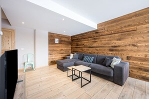 TV - Chalet 'Alphonsine Ski Lodge' with Mountain View, Private Terrace and Wi-Fi (Fontcouverte-la Toussuire)