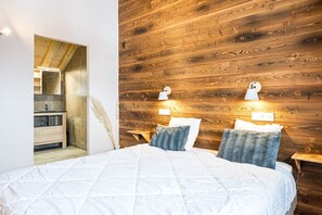 4 bedrooms, desk, WiFi, bed sheets