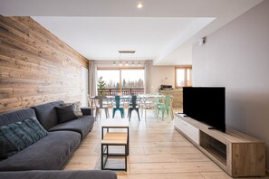 TV - Chalet 'Alphonsine Ski Lodge' with Mountain View, Private Terrace and Wi-Fi (Fontcouverte-la Toussuire)