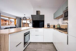 Oven, stovetop, electric kettle, cookware/dishes/utensils