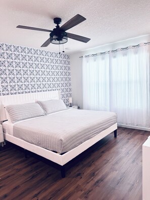 4 bedrooms, WiFi, bed sheets - Beautiful retreat 25 min from Pensacola Beach and 35 min from Navarre Beach (Milton)