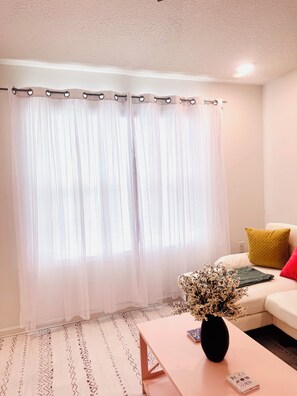 Living area - Beautiful retreat 25 min from Pensacola Beach and 35 min from Navarre Beach (Milton)