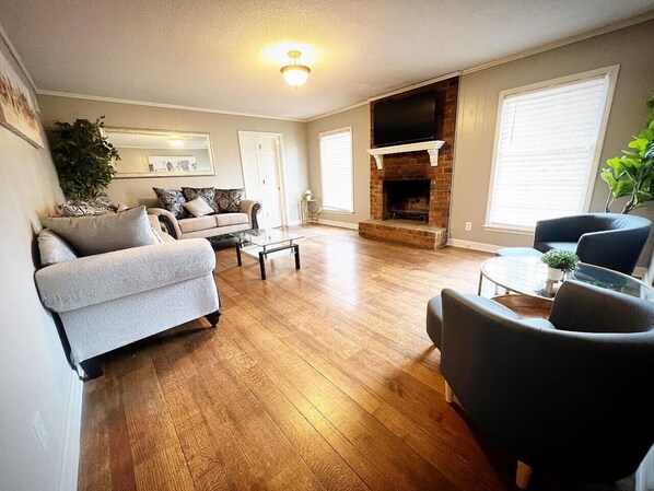 Smart TV -
4BR Memphis Retreat Game Backyard Prime Location (Memphis)