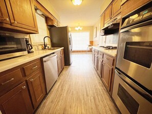 ثلاجة، ميكروويف، فرن، موقد طهي مسطح