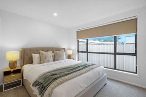 3 makuuhuonetta, silitysrauta/-lauta, vauvan matkasänky, Wi-Fi