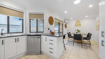 ثلاجة، ميكروويف، فرن، موقد طهي مسطح