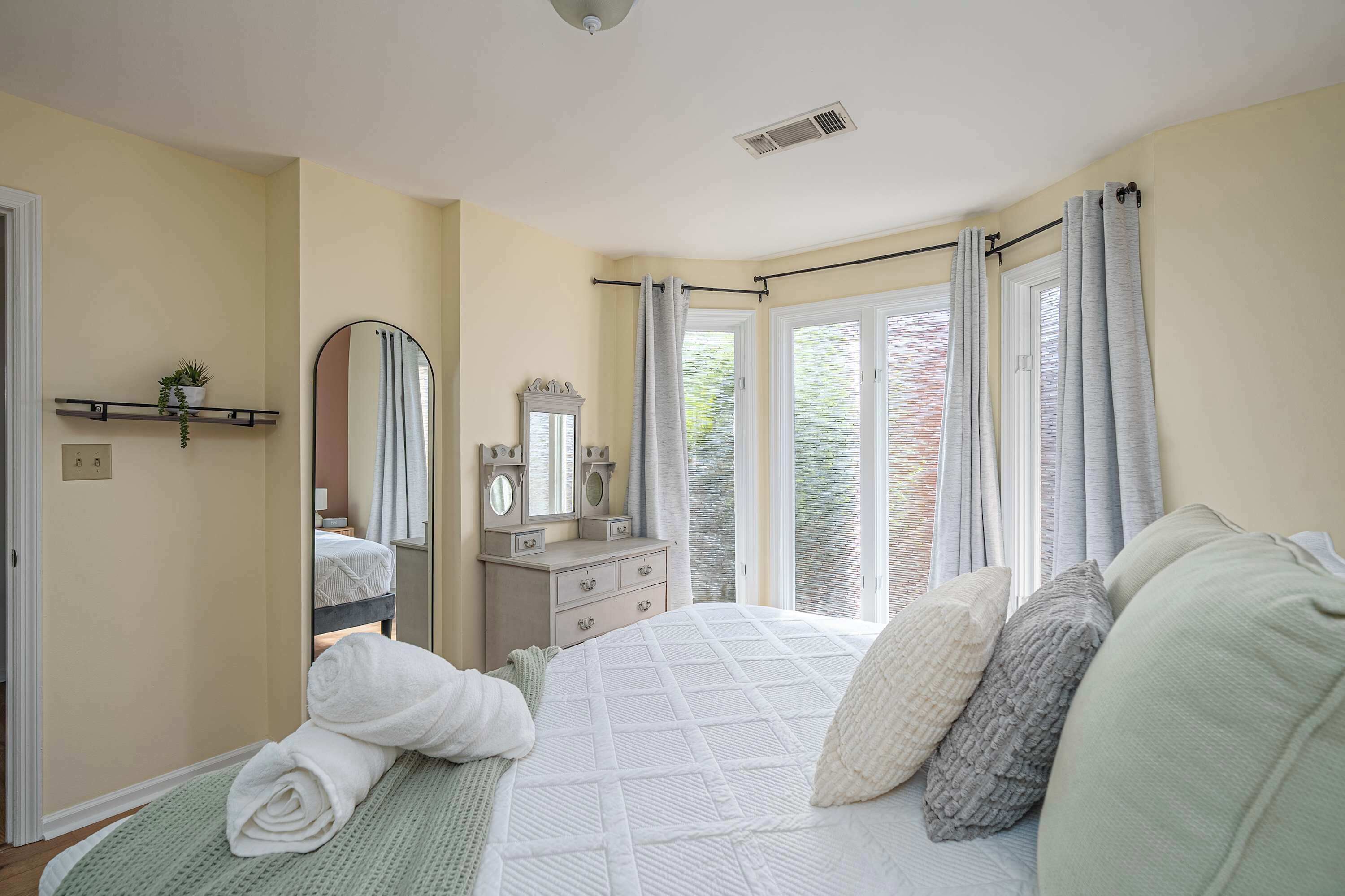 2 bedrooms, travel cot, WiFi, bed sheets