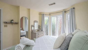 2 bedrooms, travel crib, WiFi, bed sheets