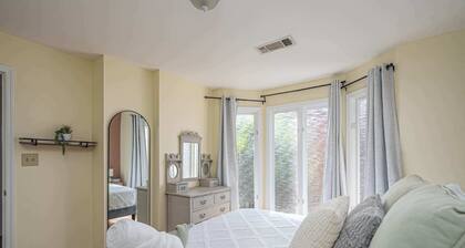 Spacious Carriage House| King Beds + Free Parking!