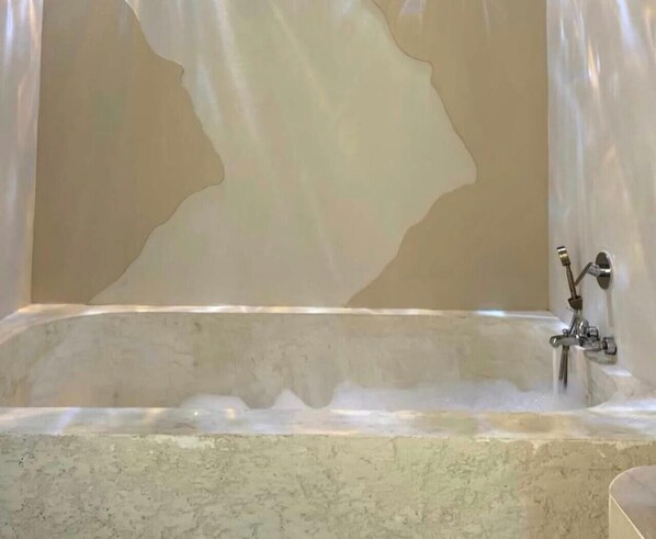 Suite Signature, 1 habitación, no fumadores | Baño | Artículos de higiene personal de diseño, secador de pelo y toallas