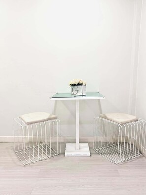 Chambre Simple, patio | Coin séjour