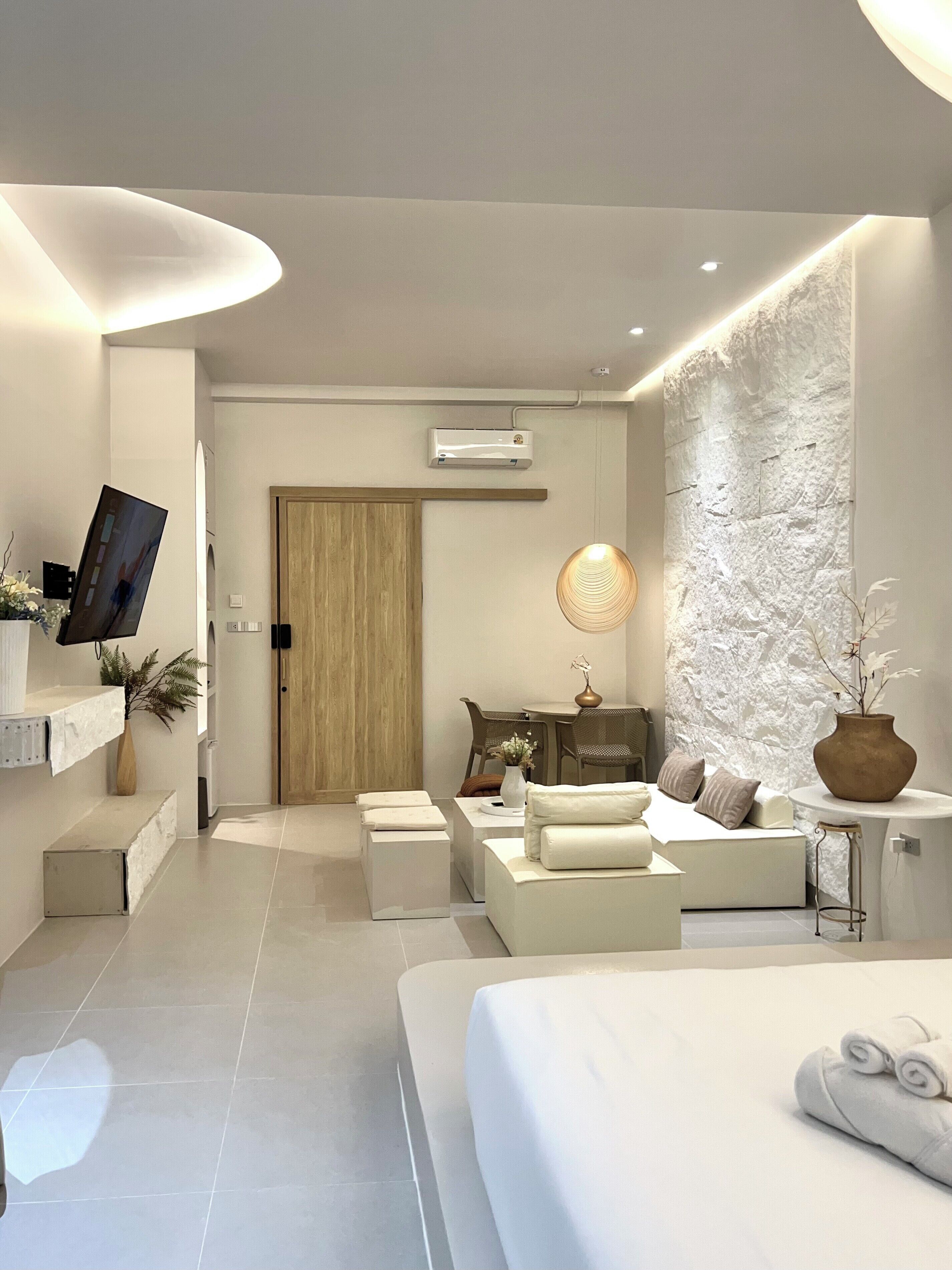 Hypo-allergenic bedding, free minibar items, free WiFi
