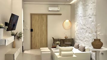 Hypo-allergenic bedding, free minibar items, free WiFi