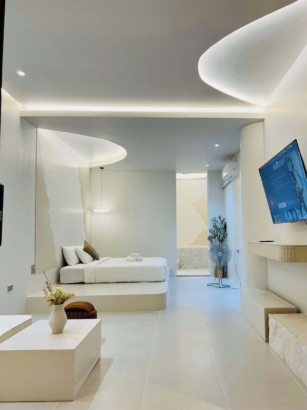 Signature Suite, 1 Bedroom, Non Smoking | Hypo-allergenic bedding, free minibar items, free WiFi