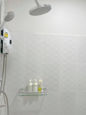 Quarto solteiro básico, varanda | Banheiro