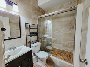 Douche, séchoir à cheveux, serviettes fournies, savon