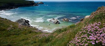 Short walk to the Beach - Free Wifi & Parking